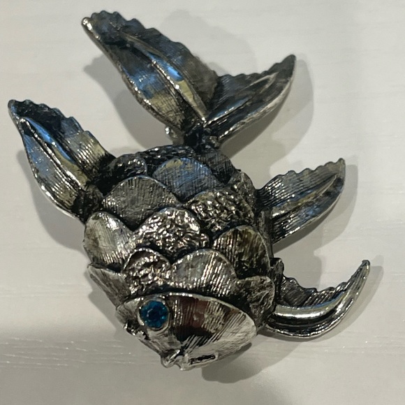 Vintage blue rhinestone eye silver tone fish w scales brooch pin jewelry ocean - Picture 3 of 6